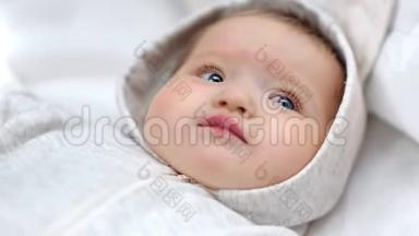 可爱的小欧洲新生婴儿的特写脸，<strong>整体</strong>穿着白色，有平静的情绪